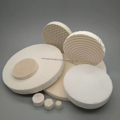Hochtemperaturresistente poröse Keramik-Wabenstruktur Durchmesser 1-5mm aus Korund