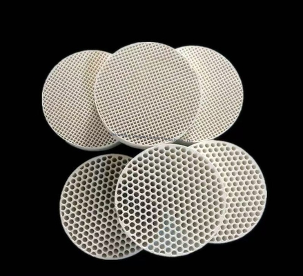 Hochtemperaturresistente poröse Keramik-Wabenstruktur Durchmesser 1-5mm aus Korund