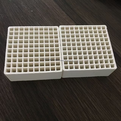 Hochtemperaturresistente poröse Keramik-Wabenstruktur Durchmesser 1-5mm aus Korund