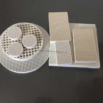 Hochtemperaturresistente poröse Keramik-Wabenstruktur Durchmesser 1-5mm aus Korund