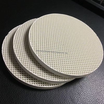 Hochtemperaturresistente poröse Keramik-Wabenstruktur Durchmesser 1-5mm aus Korund