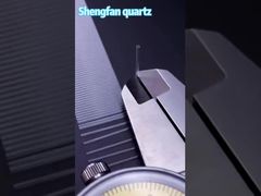 Dies ist ein Quarz-Kapillarrohr, das etwa die gleiche Dicke wie ein Haar hat.